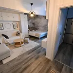 Emily's Self Check-in & Private Parking Craiova